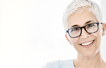 zeramex_dentist_2.4_4_1800x800px_header Dentist with glasses in middle age laughs